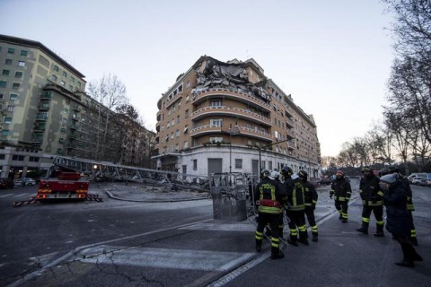 I vigili del fuoco sul lungotevere Flaminio dove tre piani di un palazzo sono crollati a Roma 22 gennaio 2016. ANSA/MASSIMO PERCOSSI