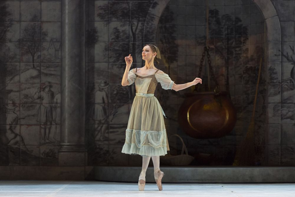 Festa della Donna: “Primadonna contest”, provare la scarpetta per assistere a “Cenerentola” dal Palco Reale del Teatro San Carlo di Napoli